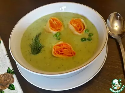 Суп пюре из горошка с морковными рулетами
