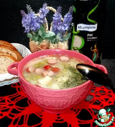 Рисовый суп с горошком и сосисками