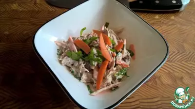 Куриный салат с морковью и чесноком