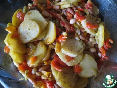 Картофель печеный с овощами