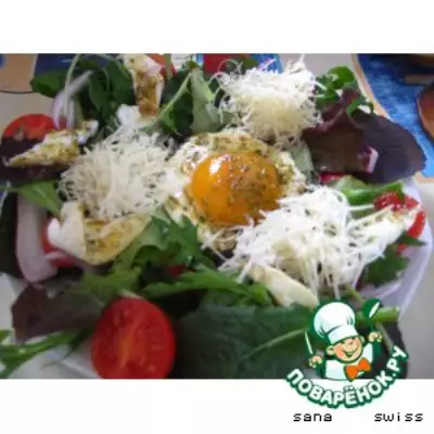 Зеленый салат с глазуньей