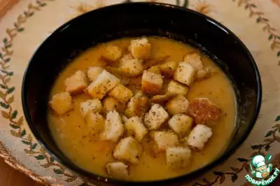 Чечевичный суп-пюре с чесночными гренками
