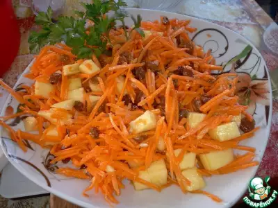 Салат из моркови, яблока и изюма