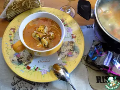 Томатный суп с рисом и мидиями