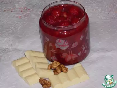 Клубничное варенье с шоколадом и орехами