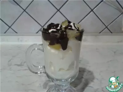 Мороженое с горячим шоколадом и ананасами
