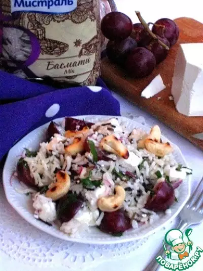 Рисовый салат с фетой и виноградом