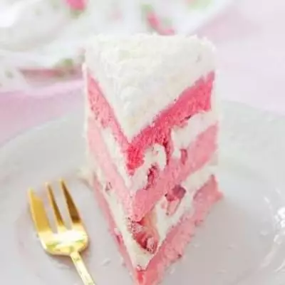 Розовый земляничный торт с домашним маскарпоне в СВЧ