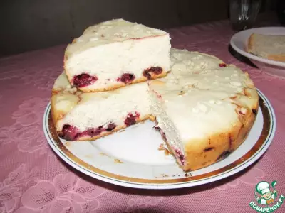 Бисквитный пирог с малиной и вишней