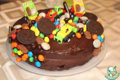 Бисквитный торт "Машины на сборе конфет"