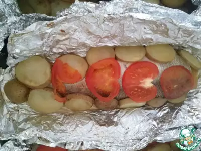 Сиг, запеченный с картофелем и помидором