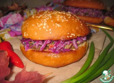 Сэндвич с мясом и красной капустой