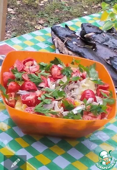 Салат для пикника из копченой рыбы и картофеля