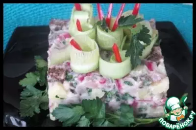 Картофельный салат с сельдью и сухариками