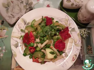 Теплый салат с кальмарами и кабачком