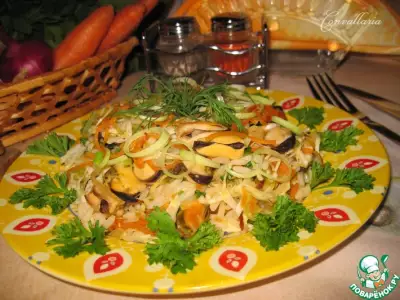 Теплый салат с мидиями и сезонными овощами