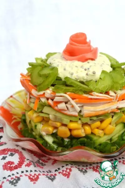 Легкий крабовый салат с сельдереем и авокадо
