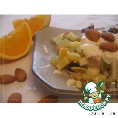 Салат с курицей, сельдереем и фруктами