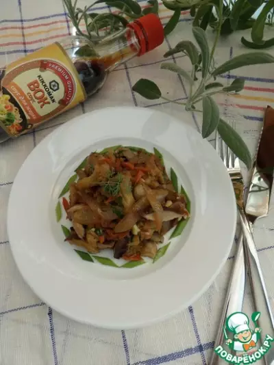 Теплый овощной салат с маринованными грибами фото