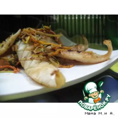 Закуска из жареного с овощами кальмара в китайском стиле