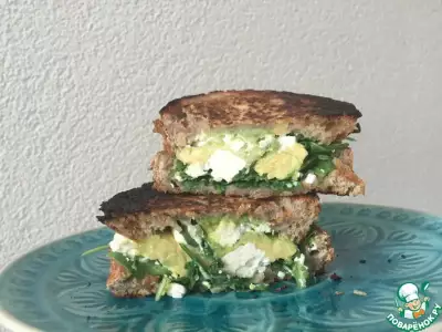Сэндвич с авокадо, рукколой и сыром