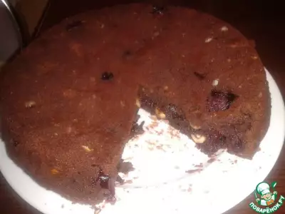 Шоколадный пирог с вишнями и фундуком