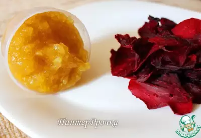 Сушеные лепестки роз под яблочно-карамельным соусом