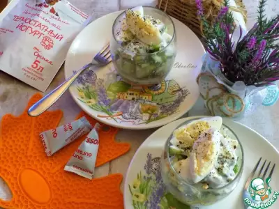 Салат с йогуртно-авокадной заправкой
