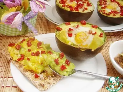 Запеченные яйца в авокадо