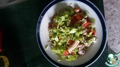 Салат с морским коктейлем и зеленым горошком фото