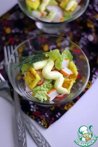 Салат с крабовыми палочками и сырным омлетом