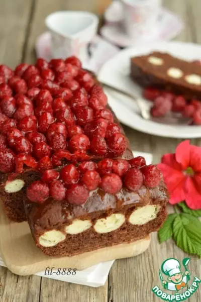Шоколадно-творожный пирог с малиной