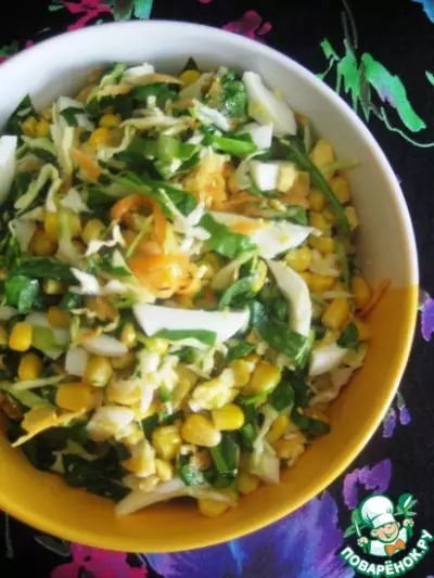 Щавелевый салат с кукурузой
