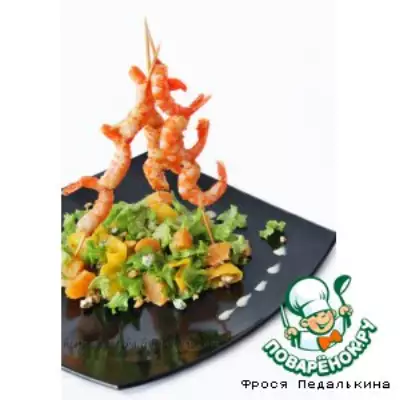 Зеленый салат с креветками под бальзамическим соусом фото
