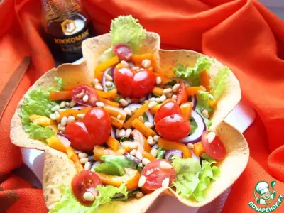 Овощной салат с кедровыми орешками в корзинке