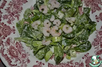 Фельд-салат с креветками и зеленым луком