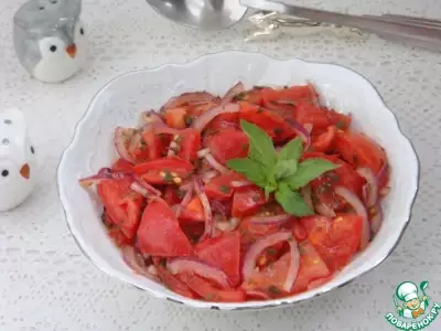 Салат из помидоров и ялтинского лука