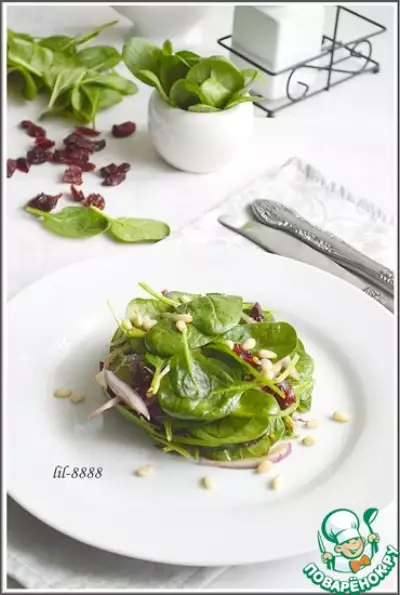 Салат из шпината с клюквой и кедровыми орехами