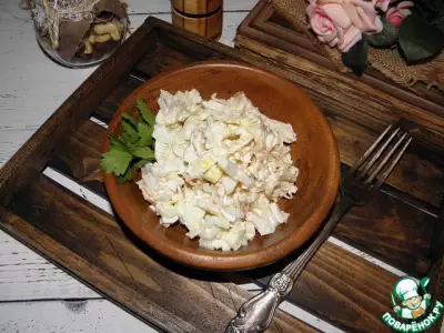 Кальмаровый салат с яичными блинчиками