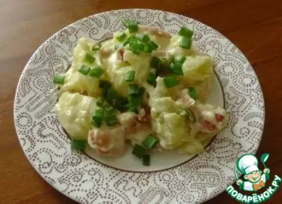 Теплый картофельный салат с сырным соусом