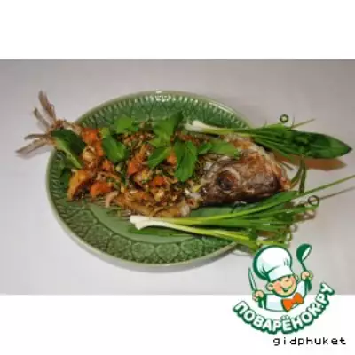 Тайский острый салат из рыбы Лааб Пла