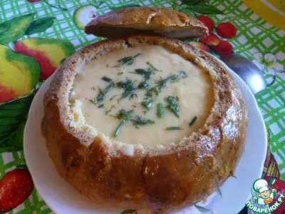 Овощной суп пюре с мясом в хлебной мисочке