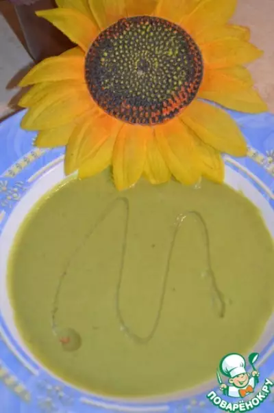 Крем-суп из зеленого горошка с копченостями