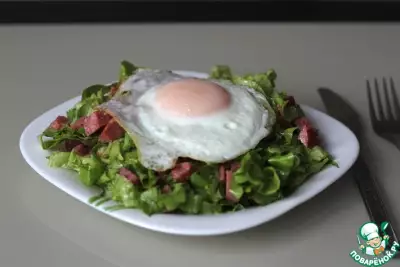 Салат с сервелатом и яйцом
