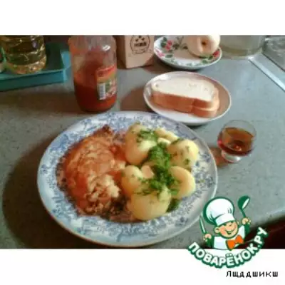 Шницель по-милански с картофелем и зеленью