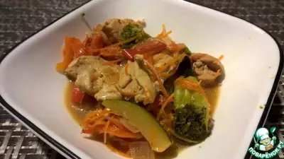 Пикантный салат по тайски с цукини и морковью