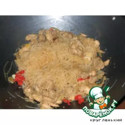 Рисовая лапша с острой курицей