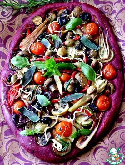 Пицца из свекольного теста с овощами и грибами