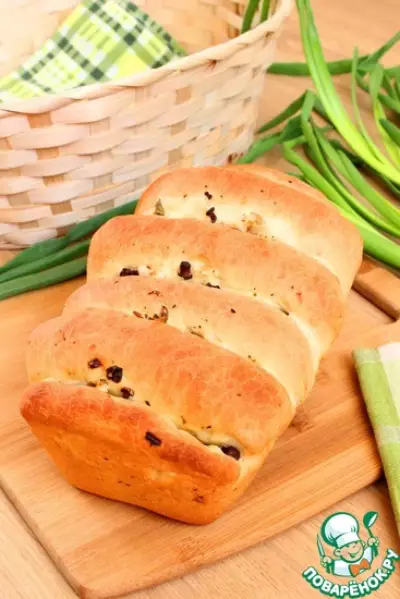 Хлеб с фасолью, оливками и лисичками