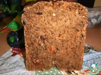 Ржаной хлеб с черносливом, курагой и орехами